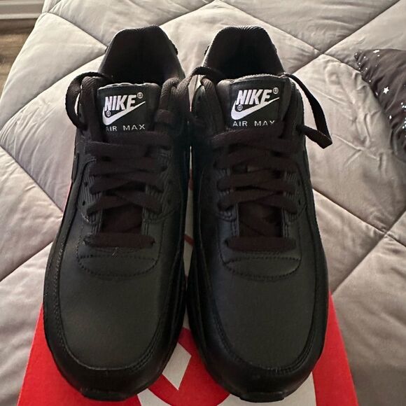 Nike Kids Black Sneakers. 7Y - Picture 3 of 5